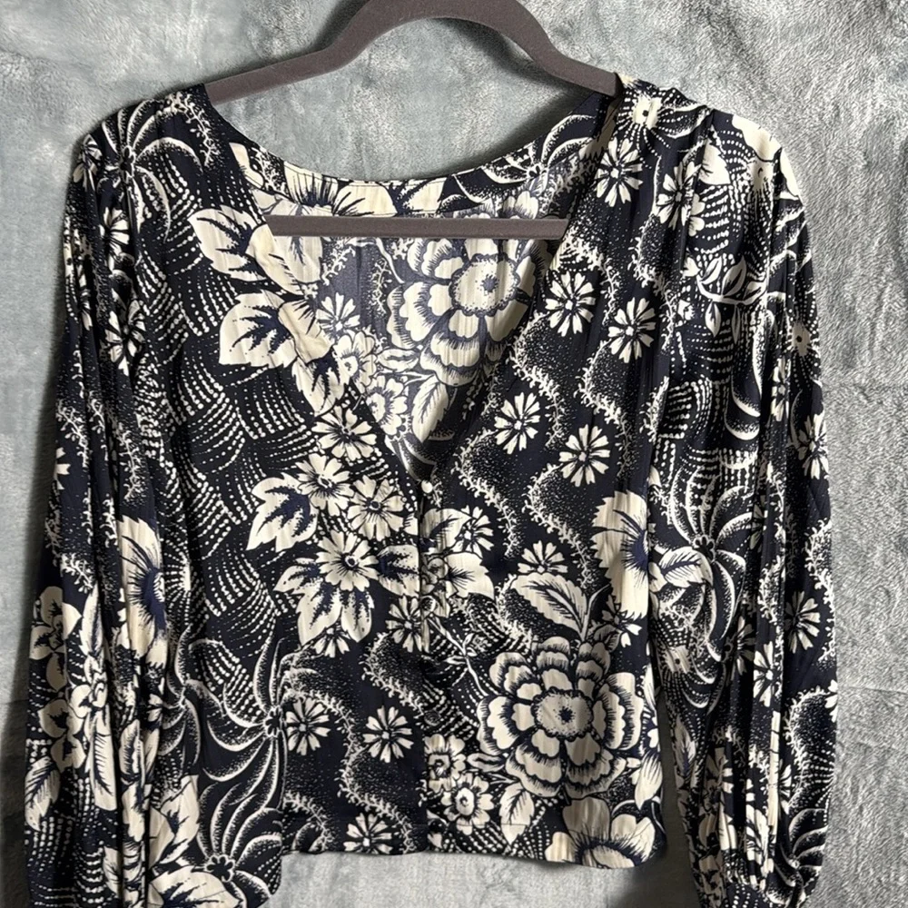 Anthropologie blouse women’s small Black blue White Puff Sleeve Blouse‎ v back